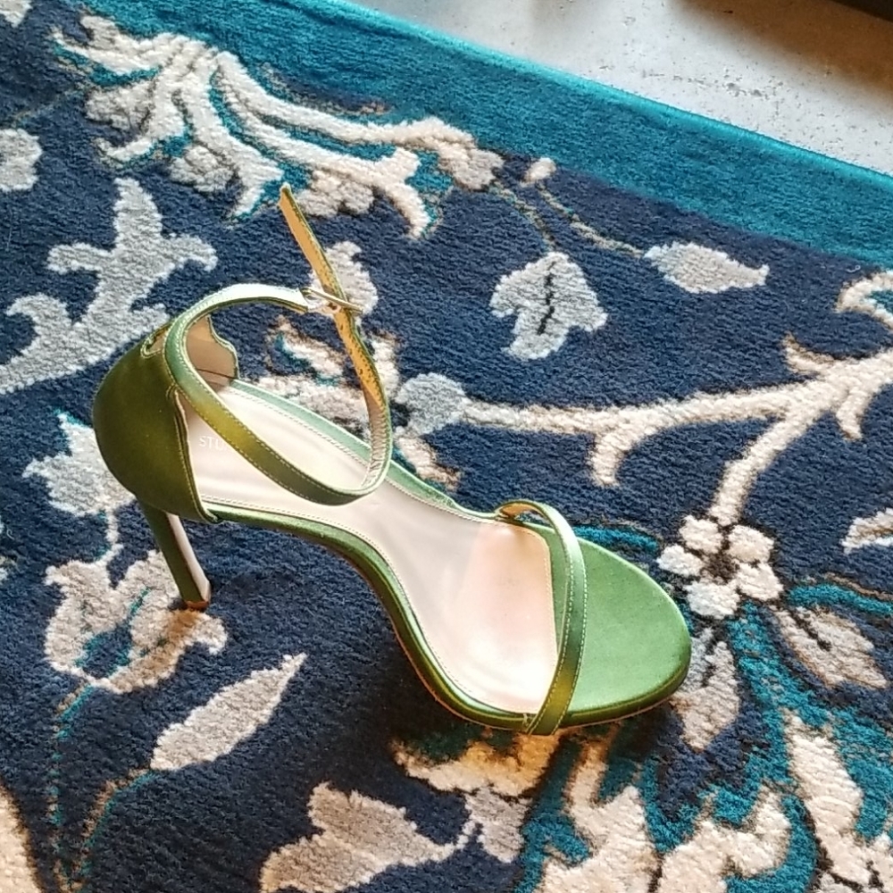 Kardashian shoes from Kardashiankloset.com